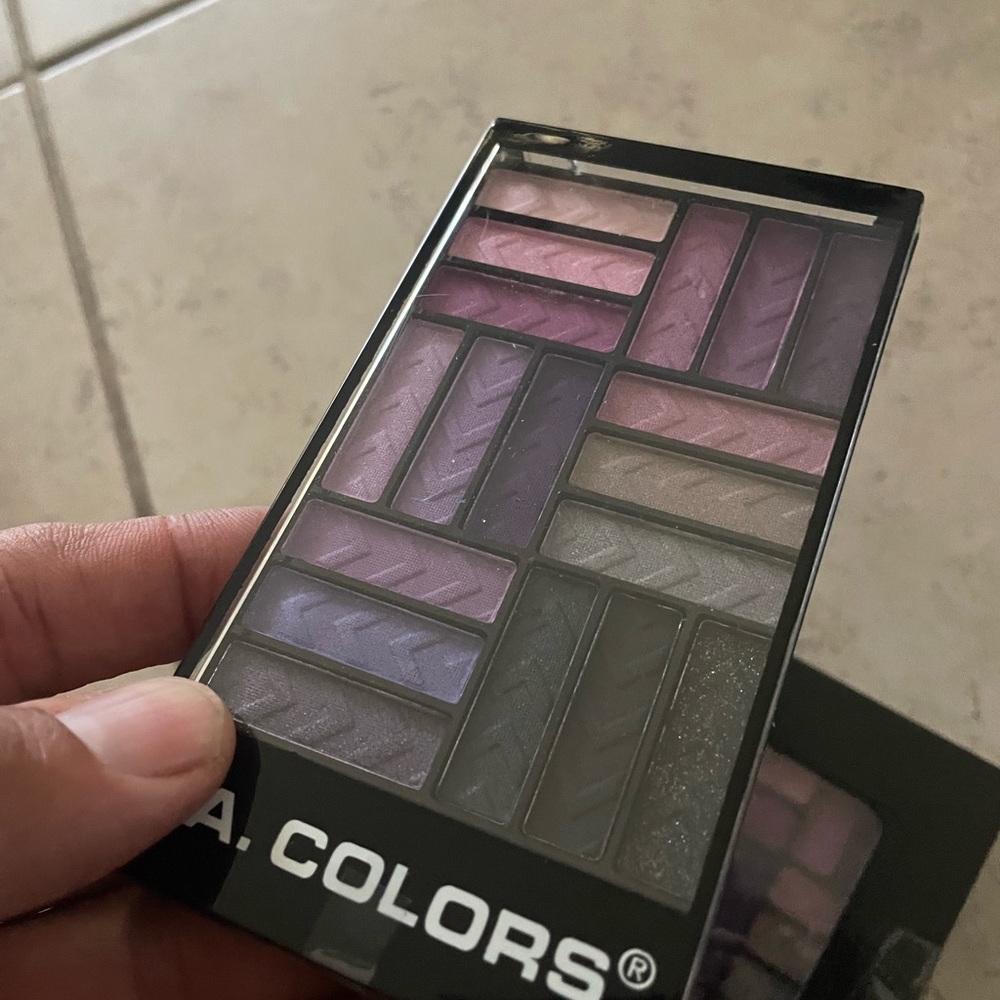 Eyeshadow 18 colors L A colors new